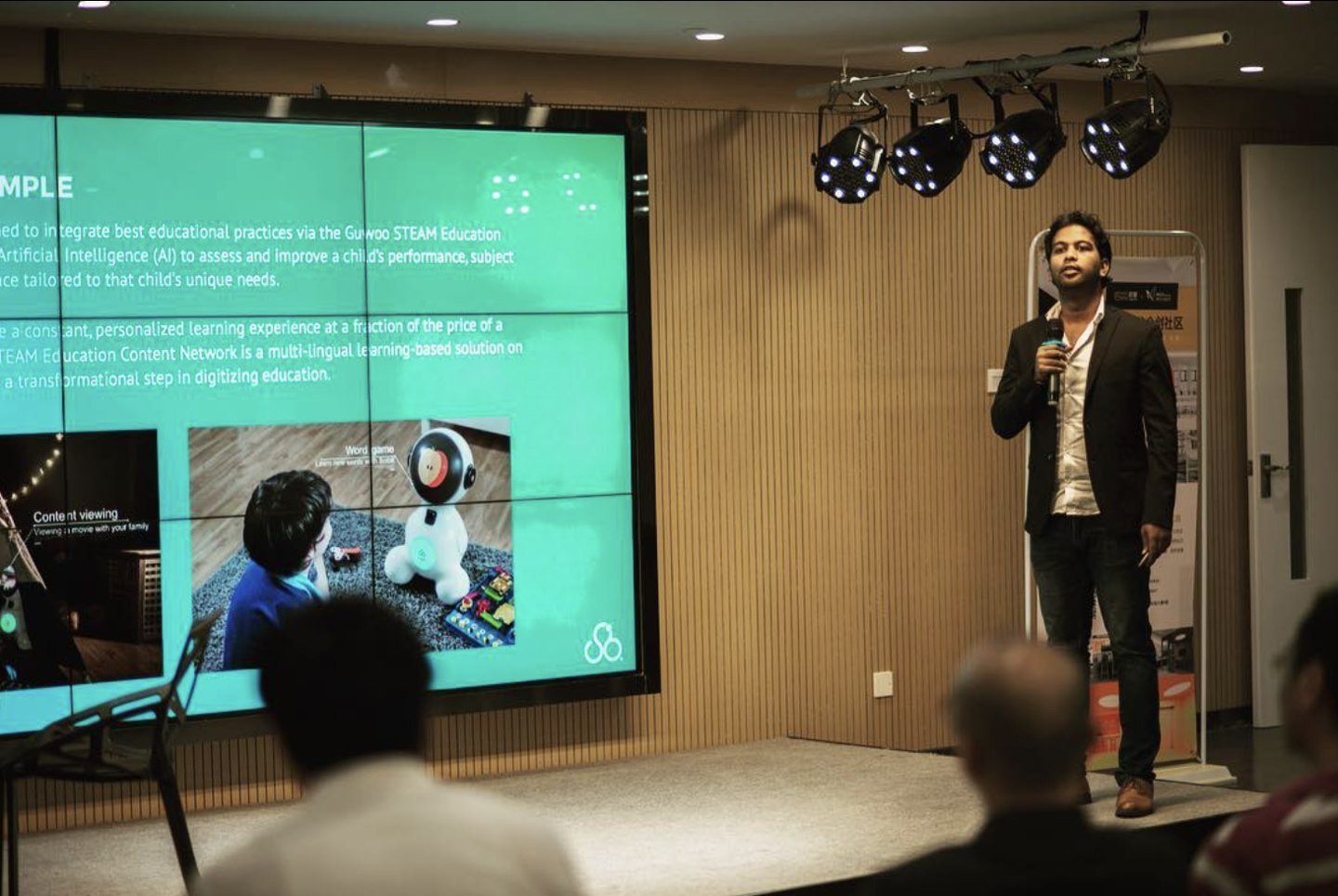 Saravana presenting Solbit and discussing education at XTalks in Shenzhen